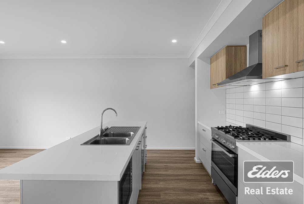 33 Molesworth Crescent, Donnybrook, VIC, 3064 - Image 9