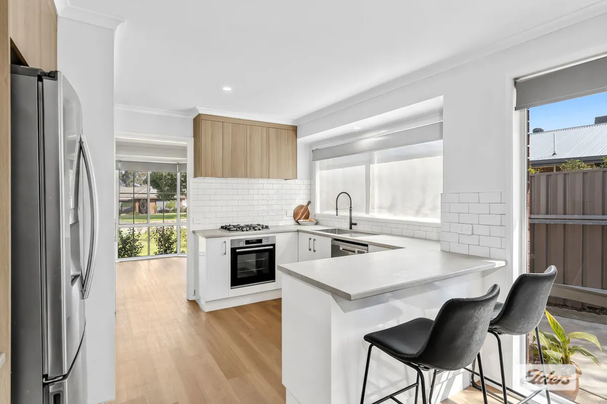 6 Benn Crescent — photo 2 of 15
