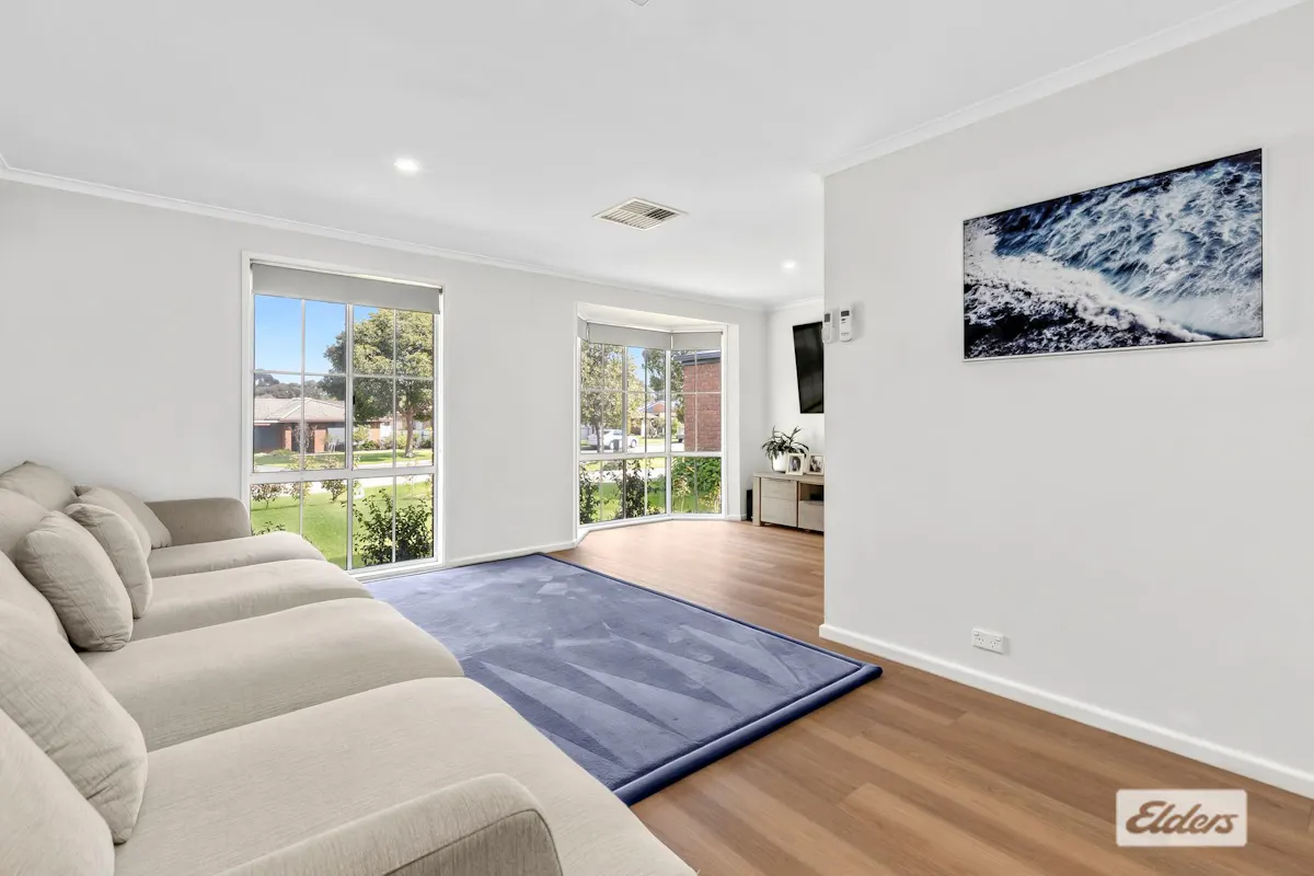 6 Benn Crescent — photo 4 of 15