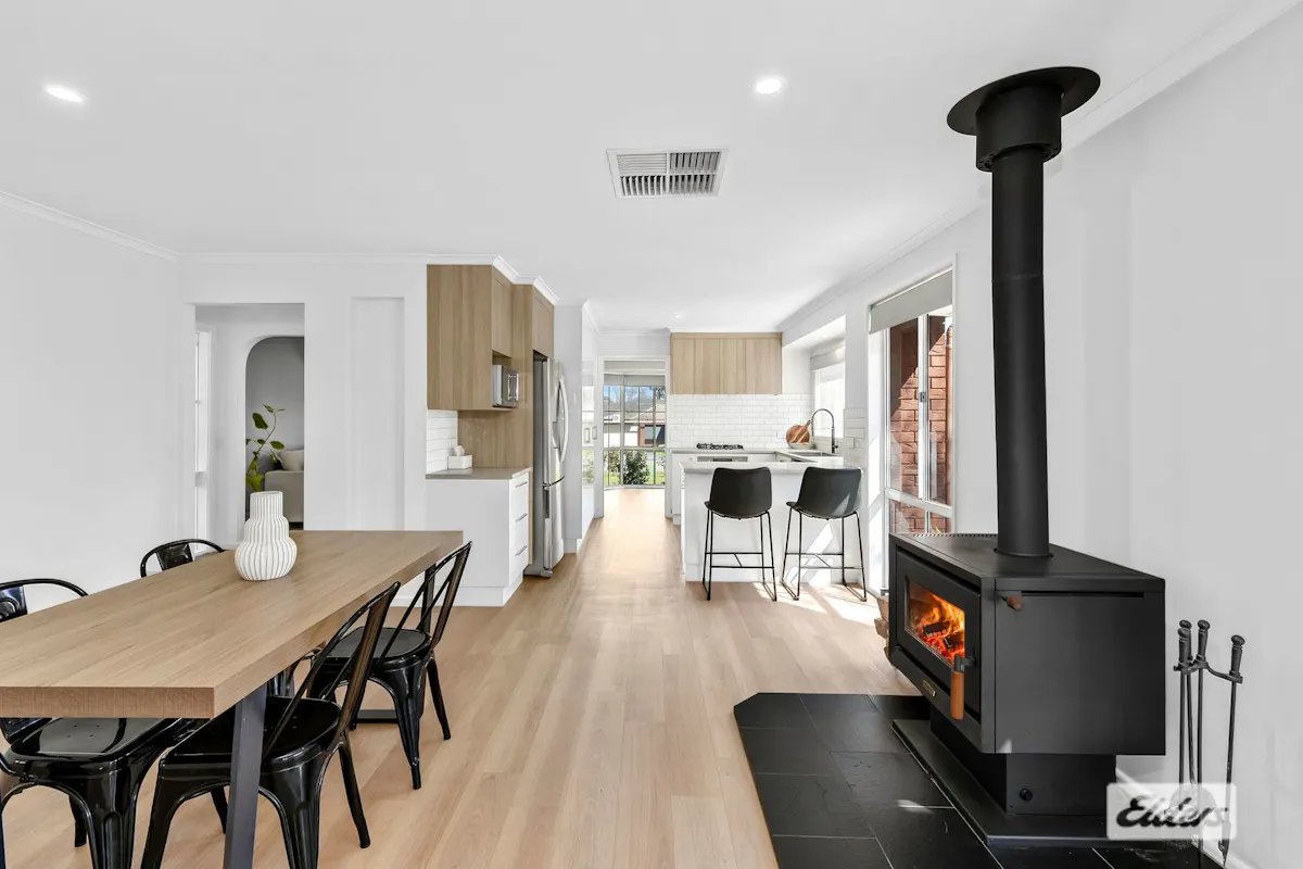 6 Benn Crescent — photo 3 of 15