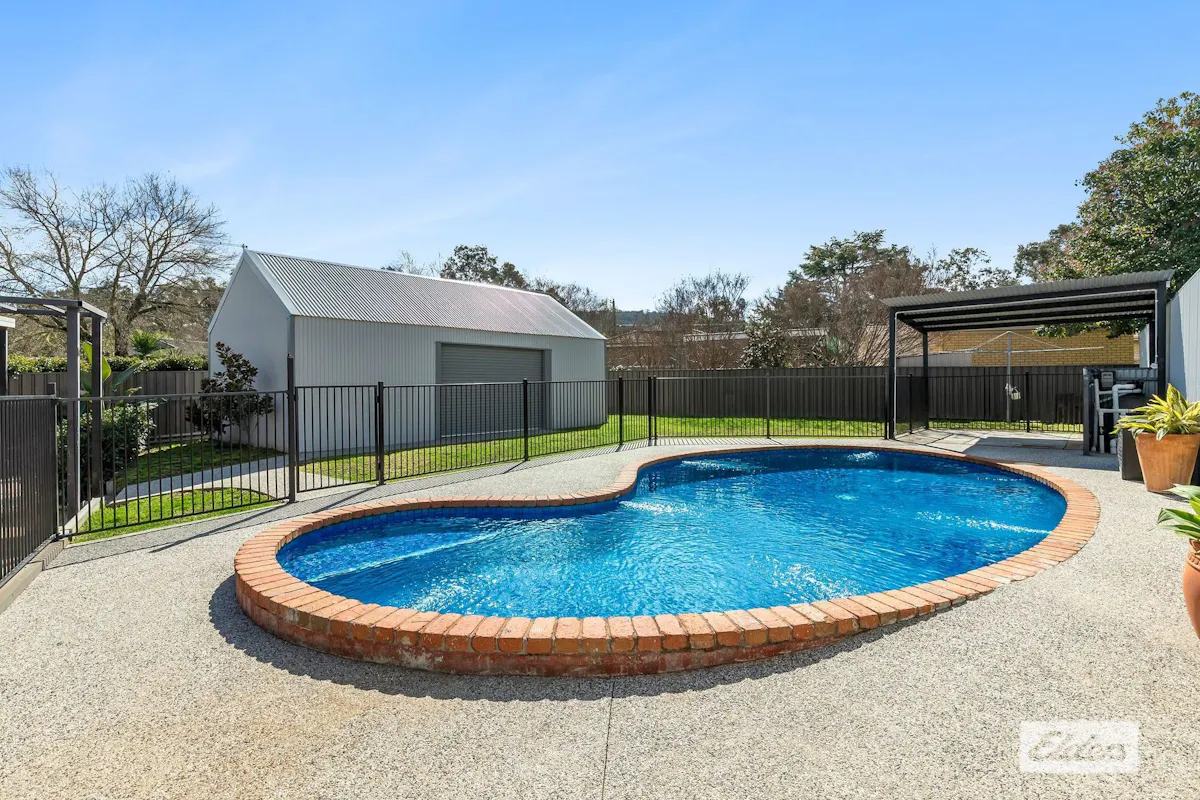 6 Benn Crescent — photo 10 of 15
