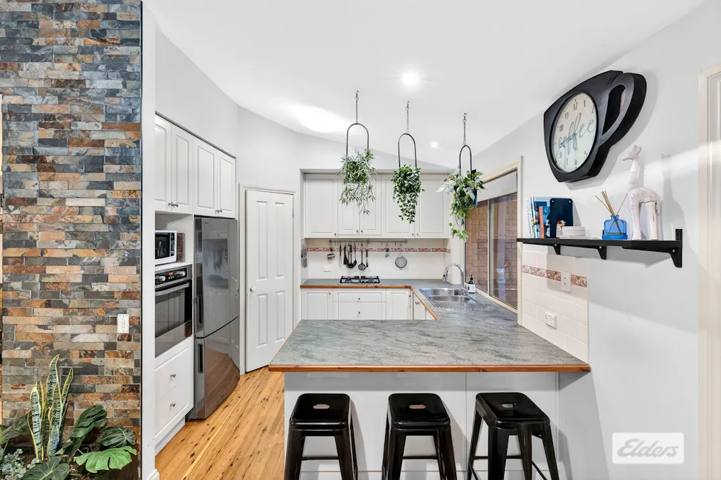 38 Avondale Drive, Wodonga, VIC, 3690 - Image 2