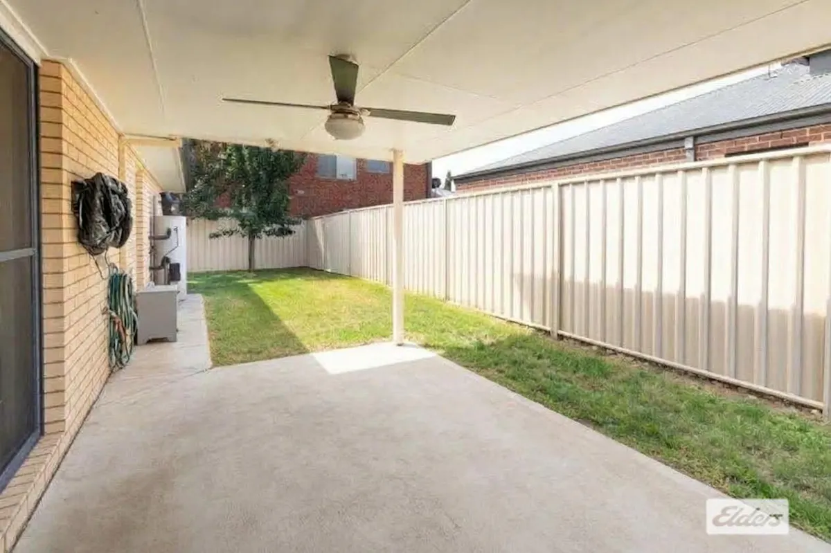20 Inwood Crescent — photo 11 of 12