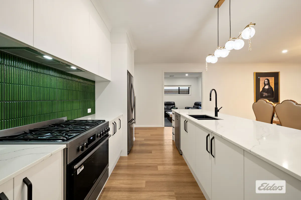 15 Birchall Crescent — photo 4 of 29