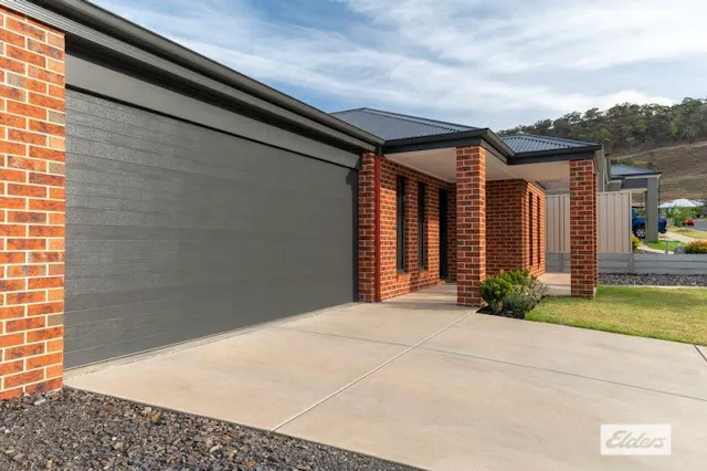 9 Jensen Crescent — photo from Elders Real Estate Albury/Wodonga