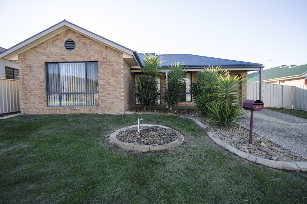 77 Nightingale Avenue, West Wodonga, VIC, 3690 - Image 1