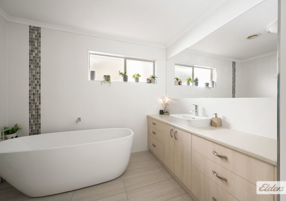 13 Kiewa Valley Court, Tangambalanga, VIC, 3691 - Image 15