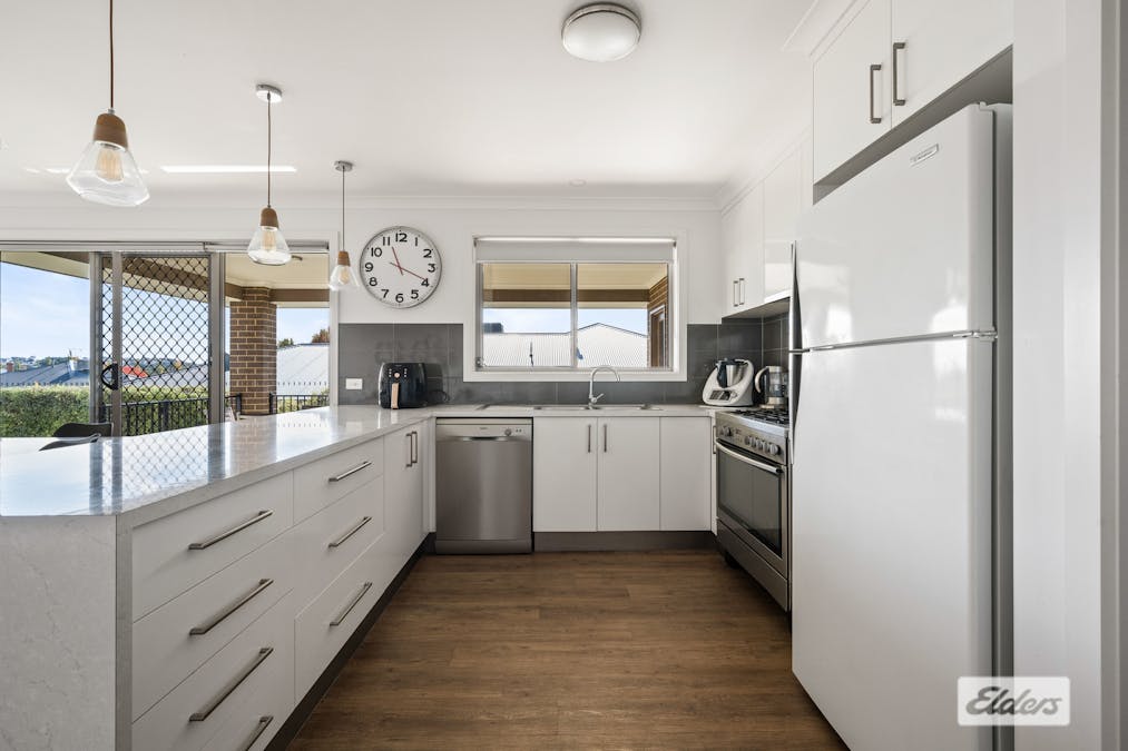 13 Coverdale Drive, Wodonga, VIC, 3690 - Image 2