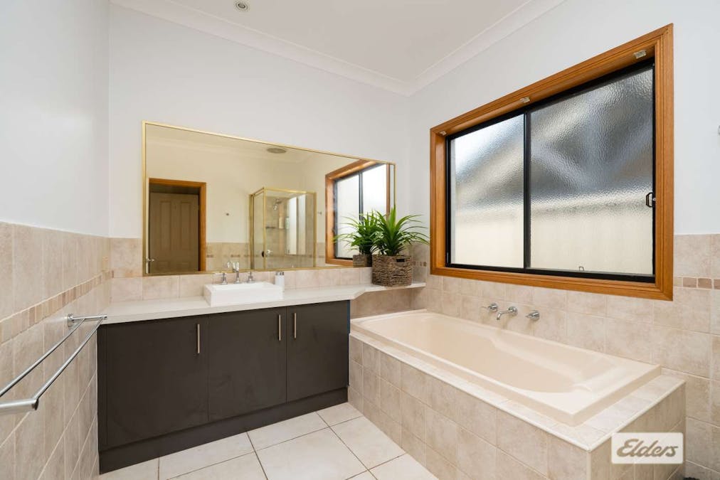 2 Lucas Court, West Wodonga, VIC, 3690 - Image 6