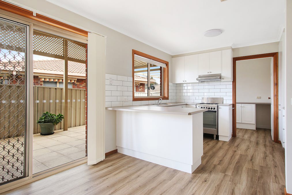 2/36 Mayfair Drive, West Wodonga, VIC, 3690 - Image 2