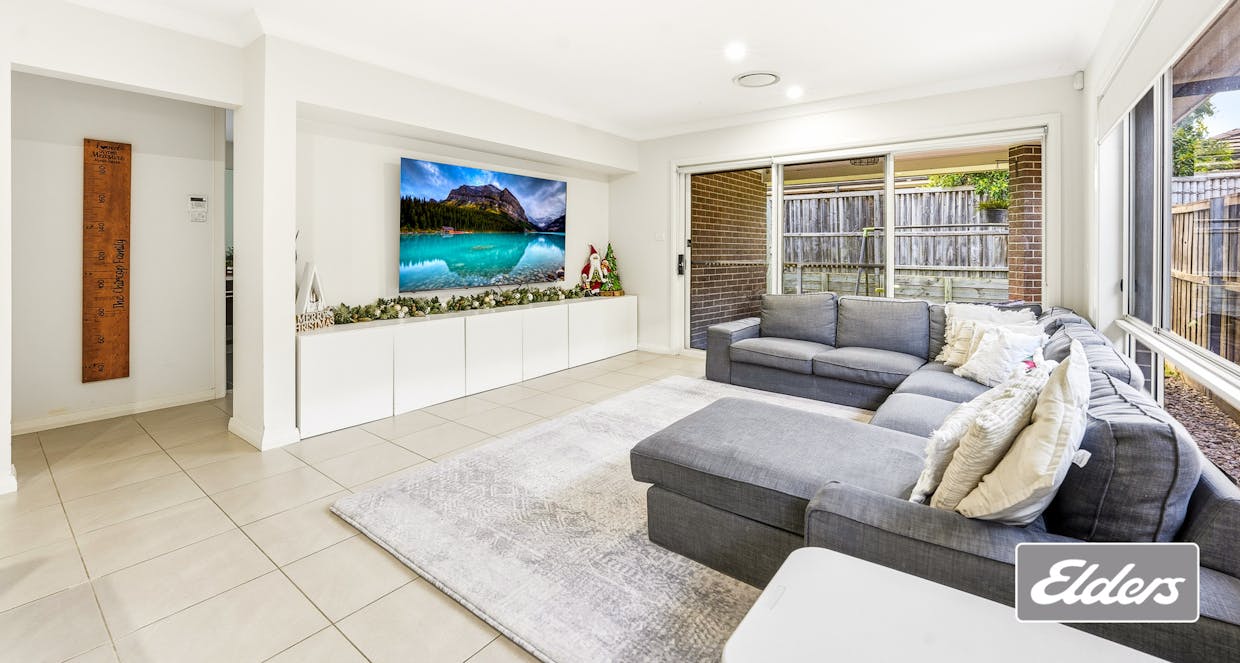 15 Sugarloaf Crescent, Colebee, NSW, 2761 - Image 6