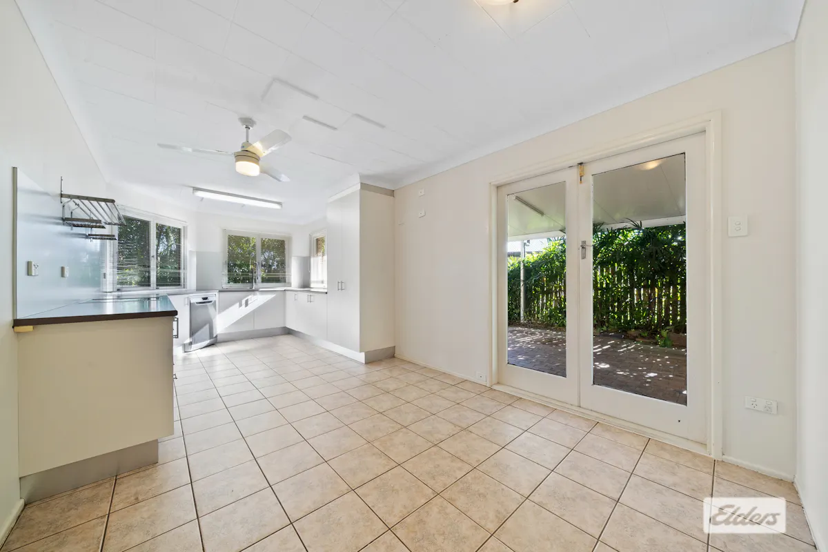 21 Sheridan Crescent — photo 3 of 9