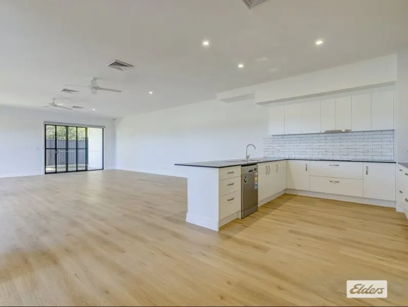 1/109-111 Logan Street — photo 2 of 14