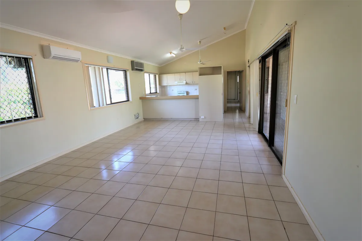 12 Holtze Crescent — photo 3 of 11