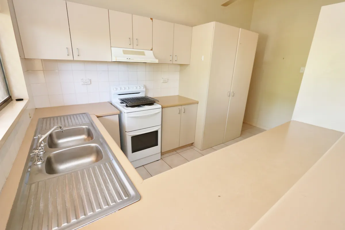 12 Holtze Crescent — photo 5 of 11