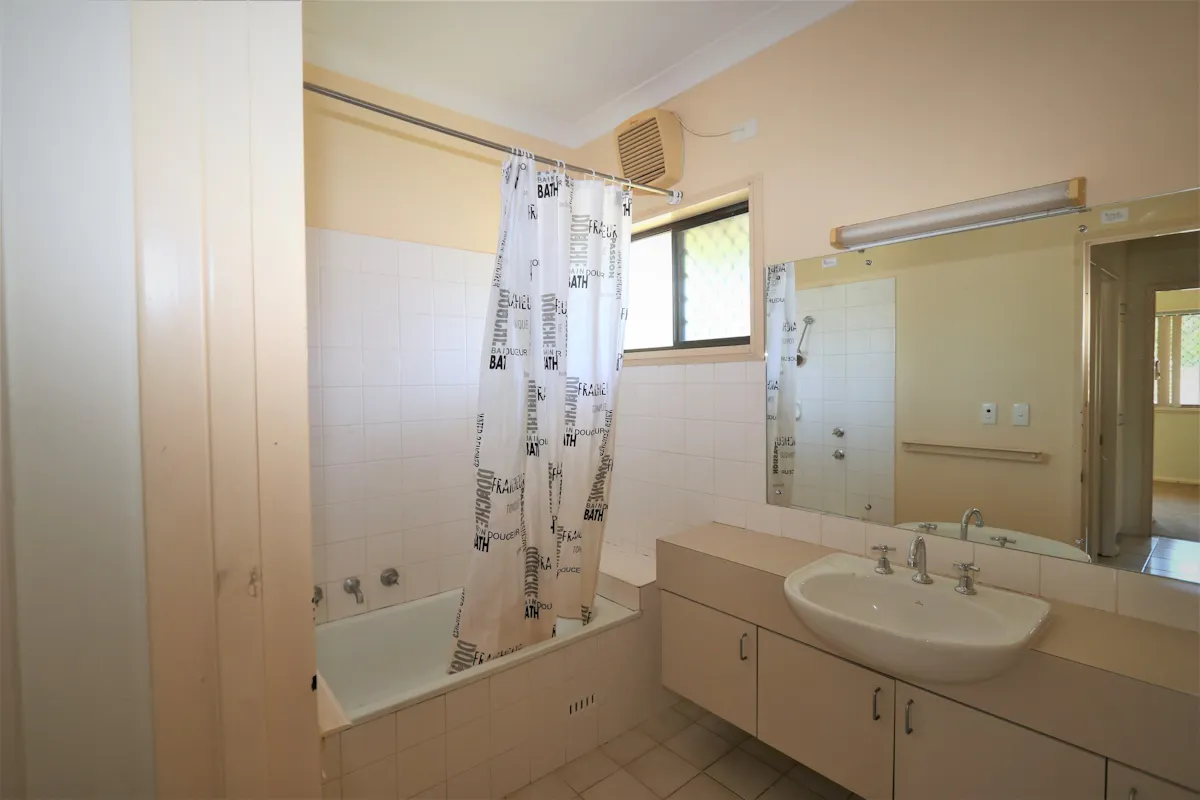 12 Holtze Crescent — photo 7 of 11