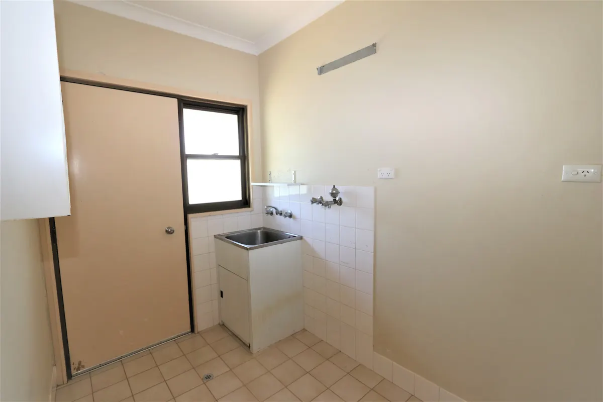 12 Holtze Crescent — photo 10 of 11