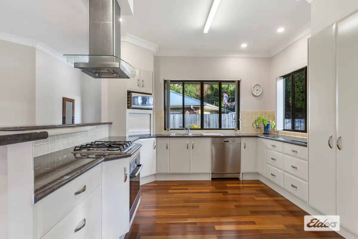 59 Mount Ernest Crescent — photo 4 of 22