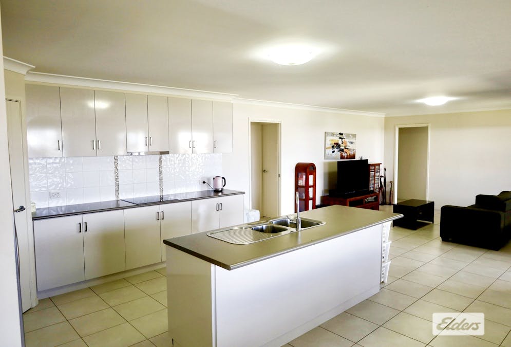 16 Vowles Street, Miles, QLD, 4415 - Image 3
