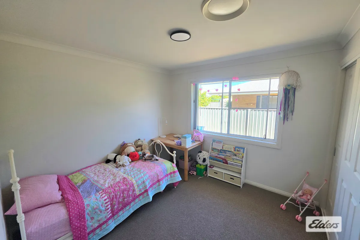 17 Sommerfeld Crescent — photo 13 of 30