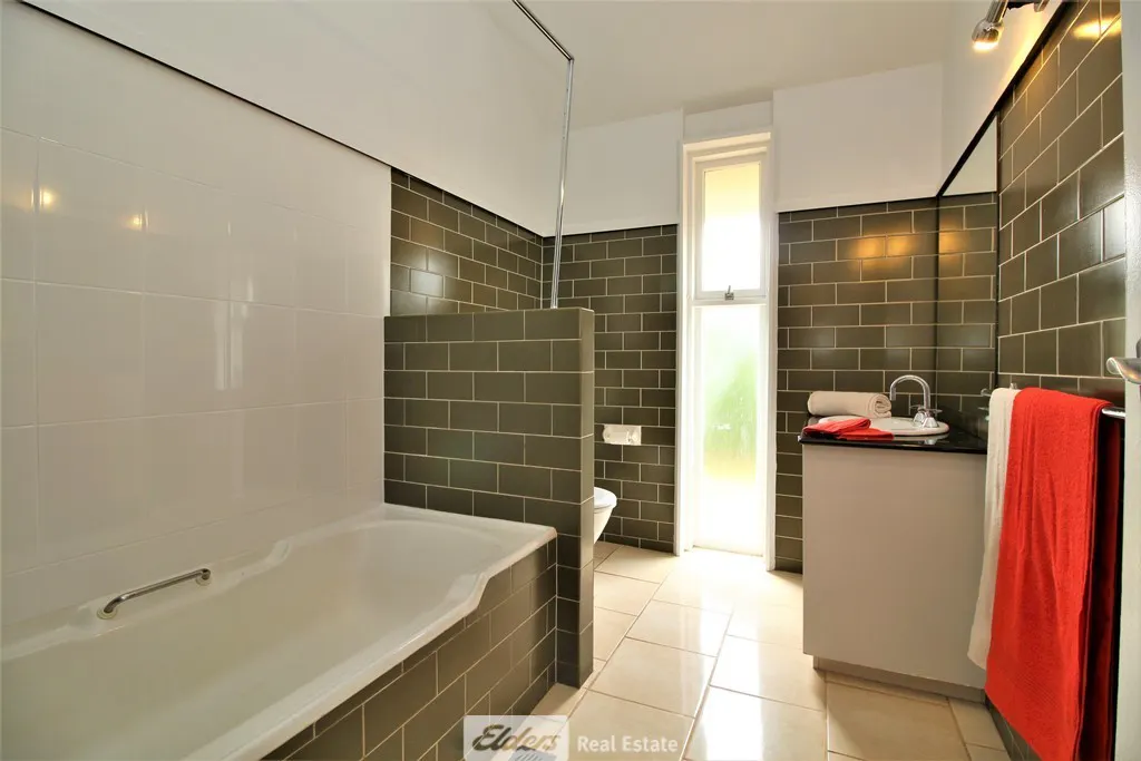 55 Ross Crescent — photo 13 of 16