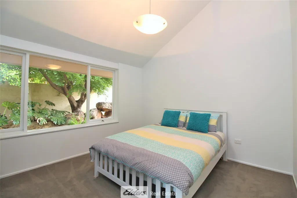 55 Ross Crescent — photo 8 of 16