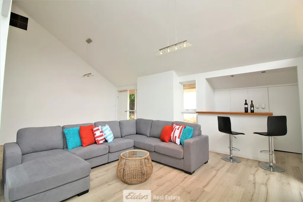 55 Ross Crescent — photo 3 of 16