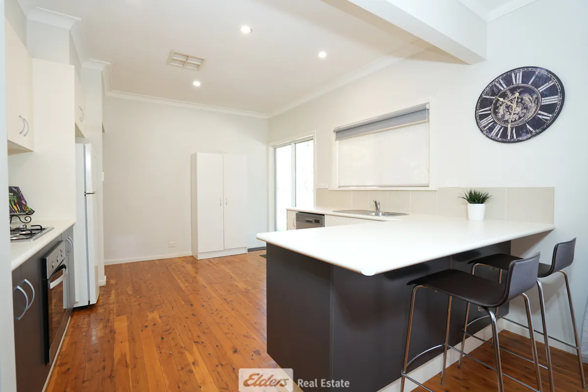 41 Langley Crescent — photo 4 of 17