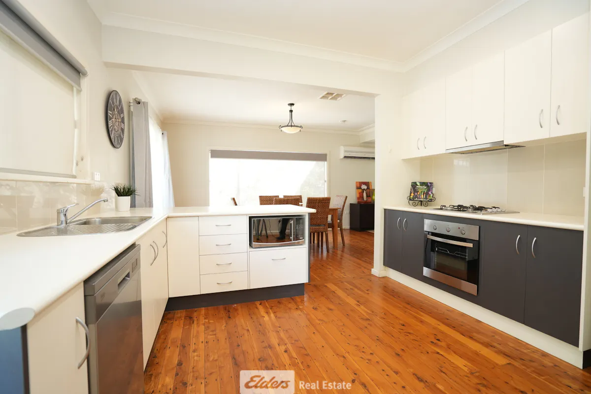 41 Langley Crescent — photo 5 of 17