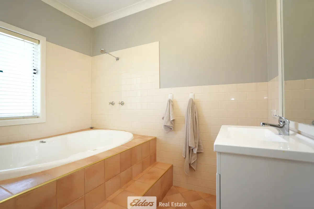 41 Langley Crescent — photo 13 of 17