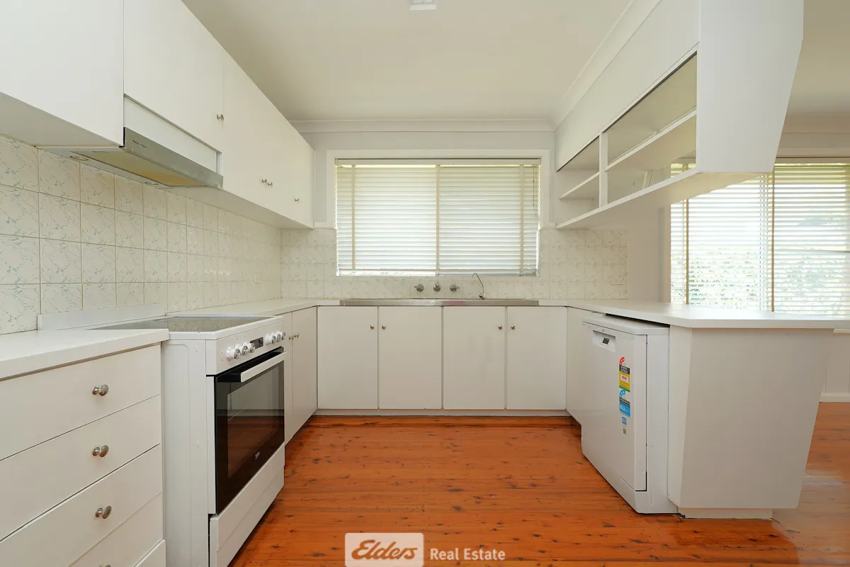 47 Ross Crescent — photo 2 of 8