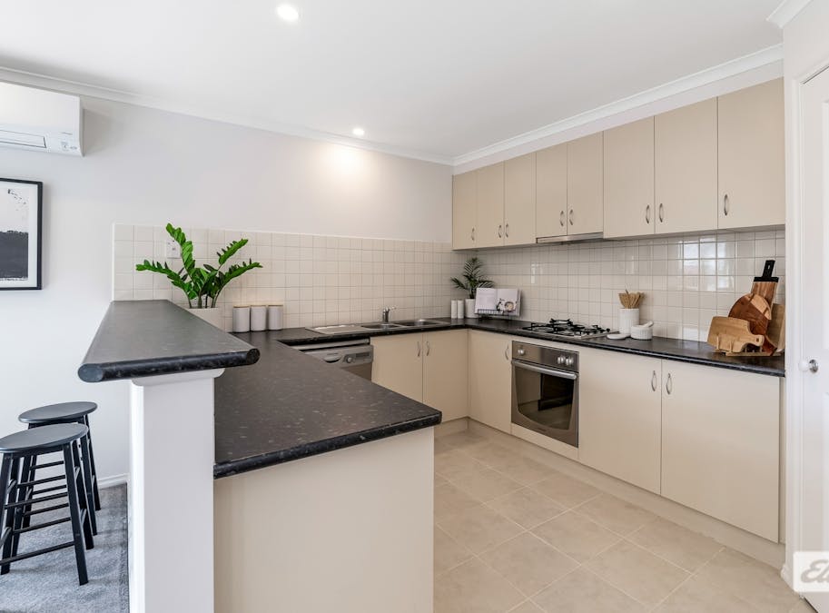 1/201 Mollison Street, Kyneton, VIC, 3444 - Image 4