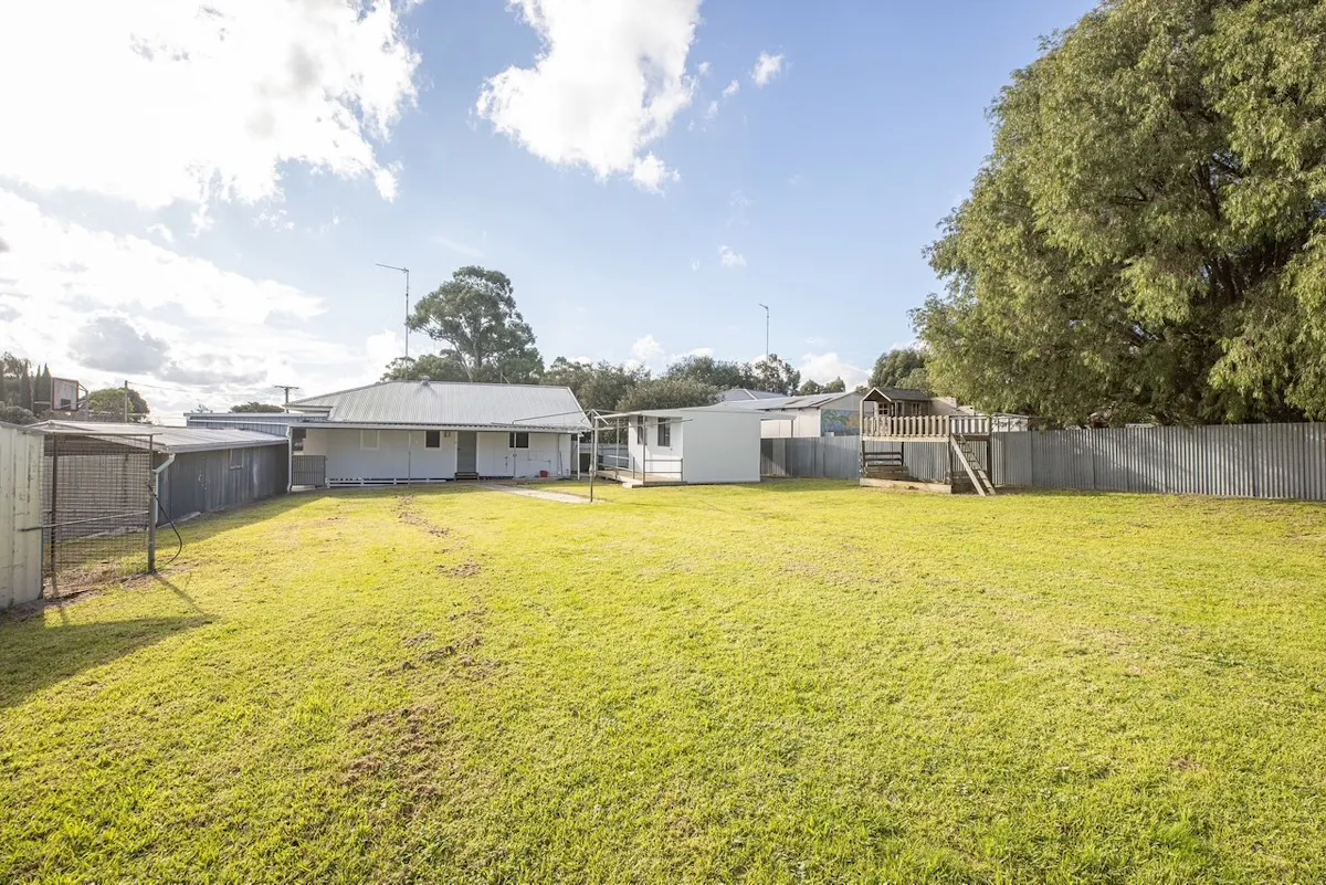 10 Lochiel Avenue — photo 7 of 13