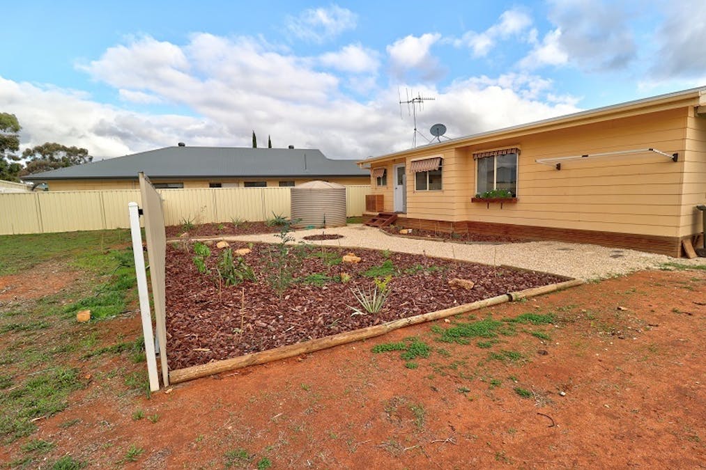 10 Torrens Street, Loxton, SA, 5333 - Image 16