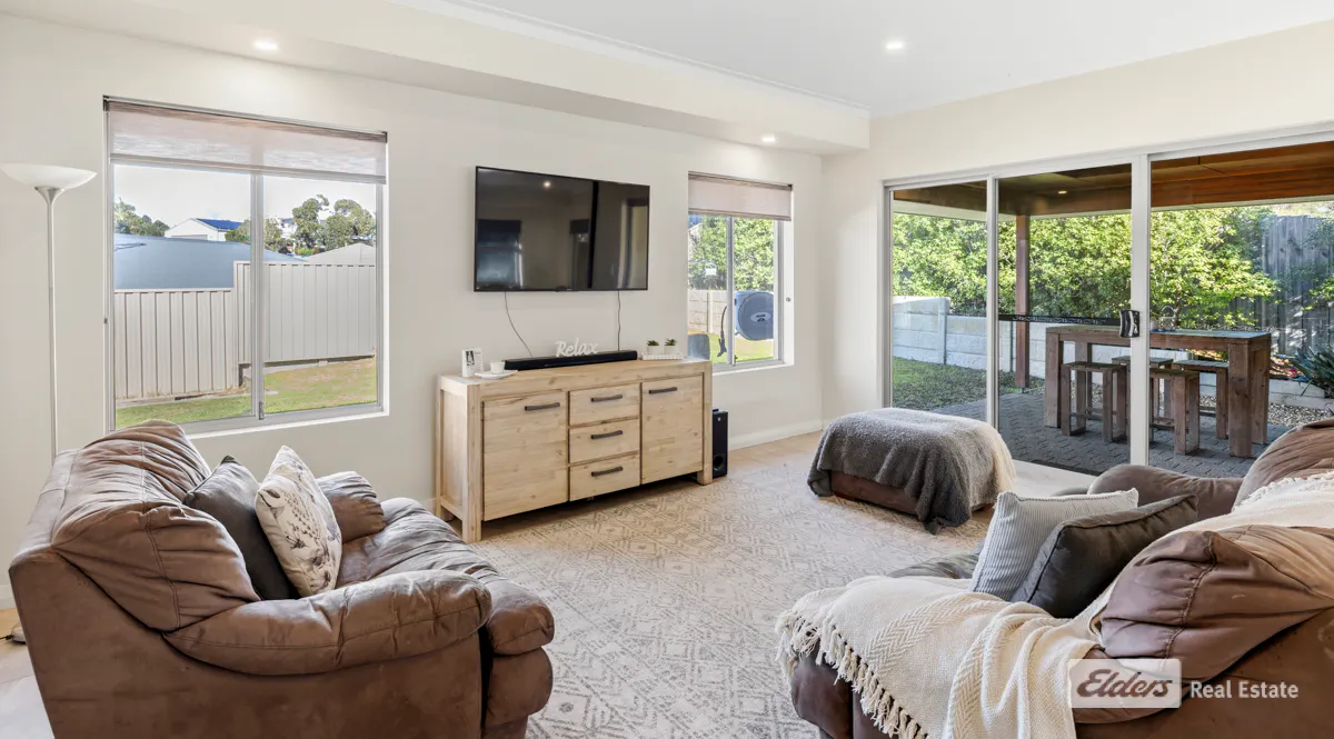 21 Jeffcott Street, Little Grove, WA, 6330 - Image 13