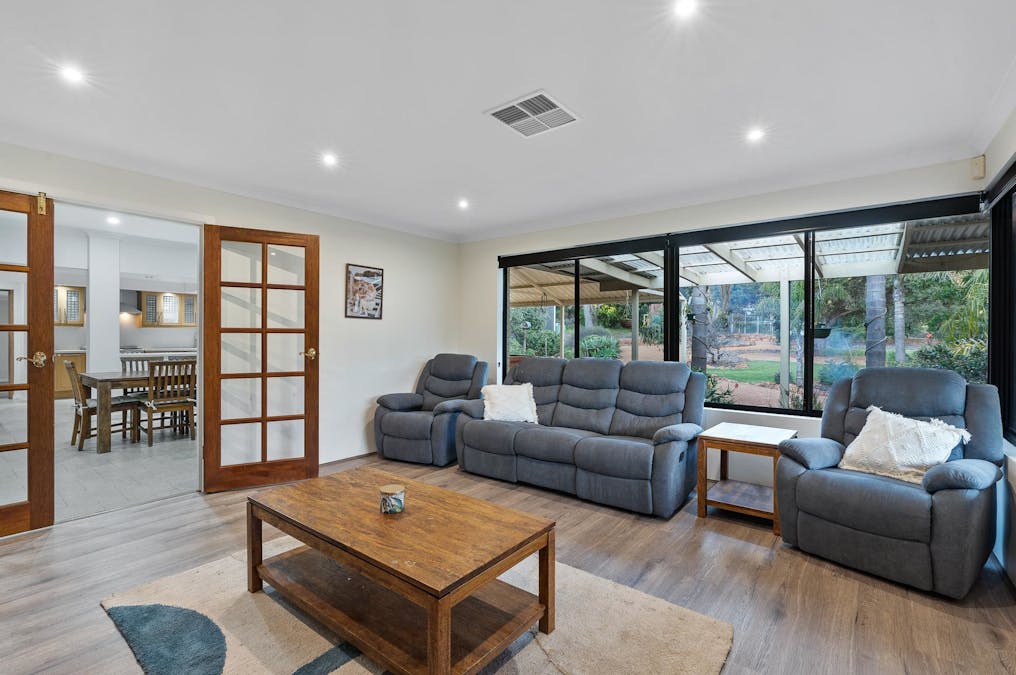 35 King Jarrah Circle, Jarrahdale, WA, 6124 - Image 11