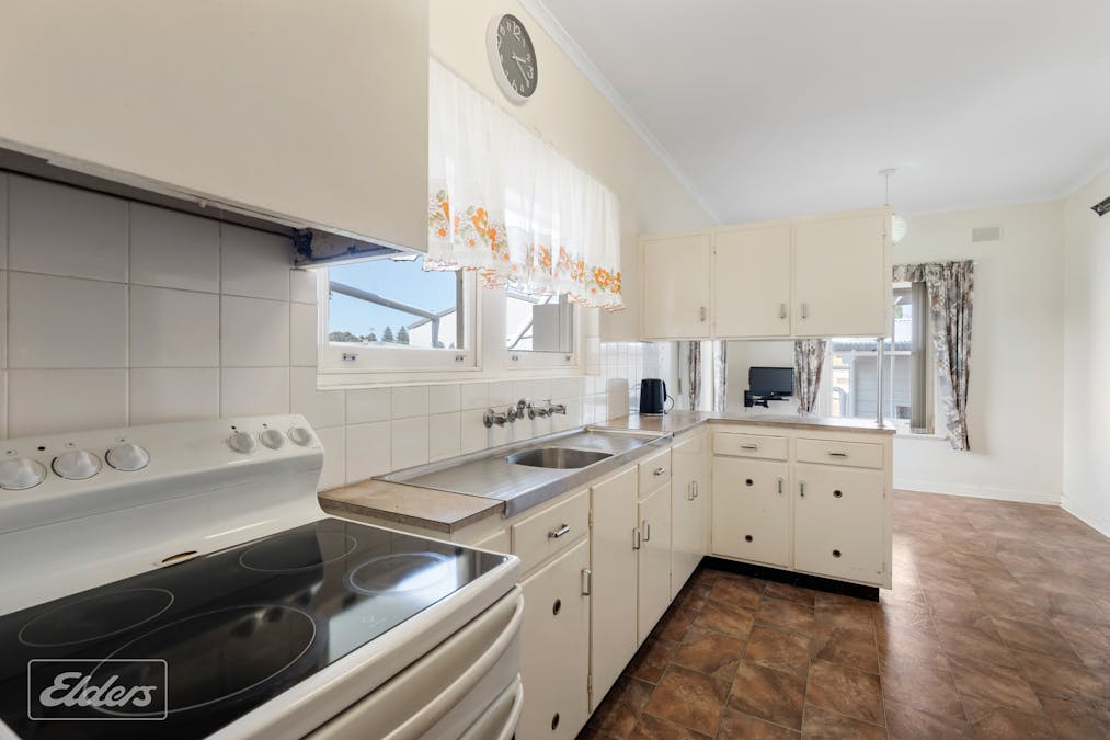 16 Peace Avenue, Victor Harbor, SA, 5211 - Image 11