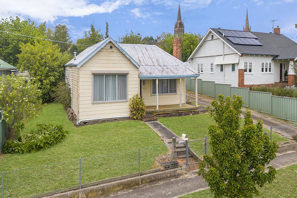 32 Clarke Street, Hamilton, VIC, 3300 - Image 1