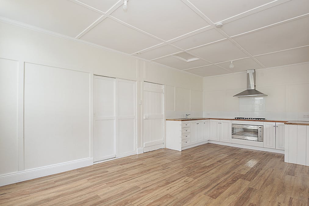 32 Clarke Street, Hamilton, VIC, 3300 - Image 2