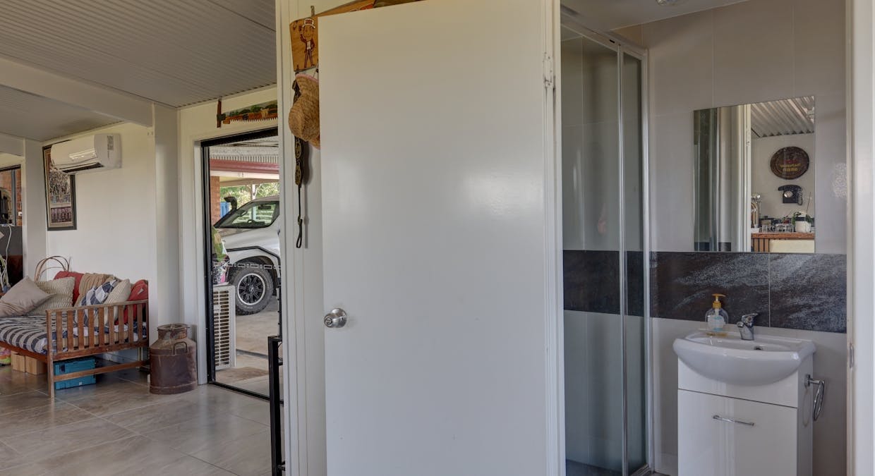 93 Hecks Road, Fairney View, QLD, 4306 - Image 14