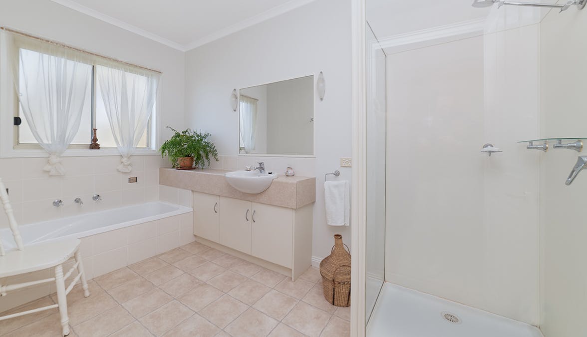 21 Kennedy Street, Hamilton, VIC, 3300 - Image 8