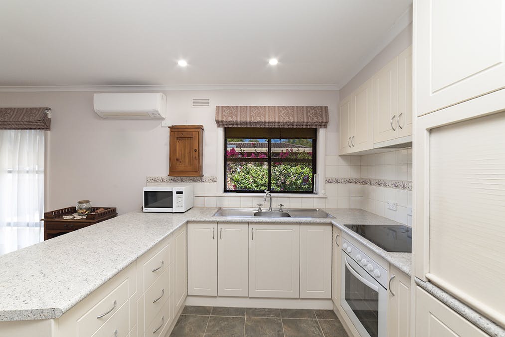 3/13 Alexandra Parade, Hamilton, VIC, 3300 - Image 3