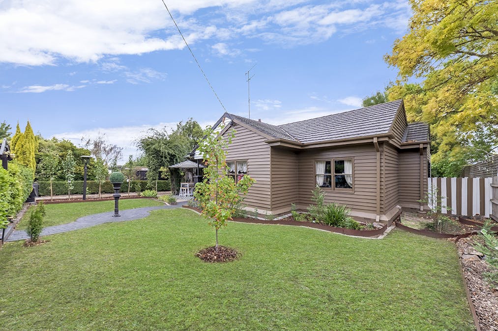 27 Burns Street, Hamilton, VIC, 3300 - Image 2