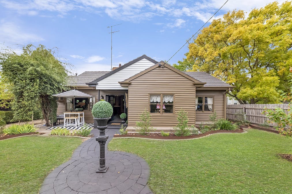 27 Burns Street, Hamilton, VIC, 3300 - Image 1