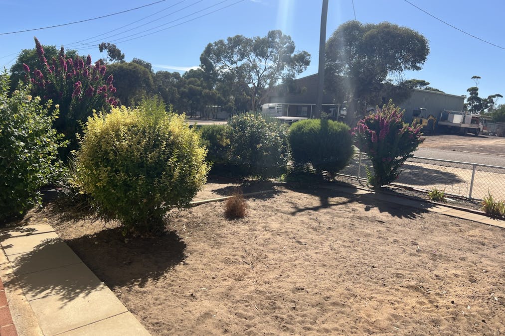 7 Doreen Street, Narembeen, WA, 6369 - Image 2