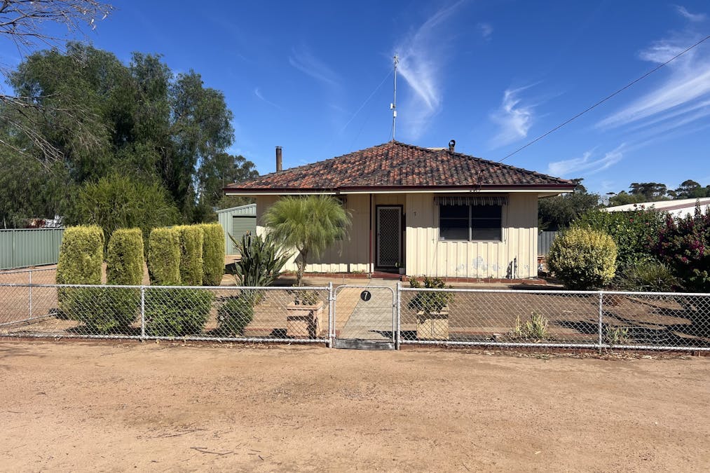 7 Doreen Street, Narembeen, WA, 6369 - Image 1