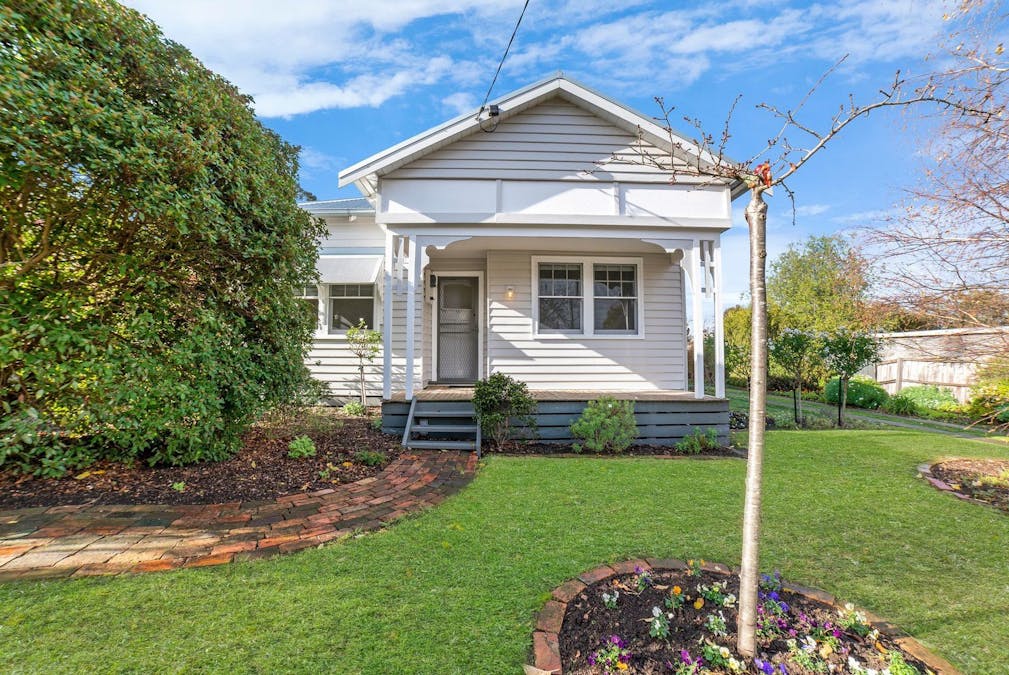 6 Dickens Street, Hamilton, VIC, 3300 - Image 2