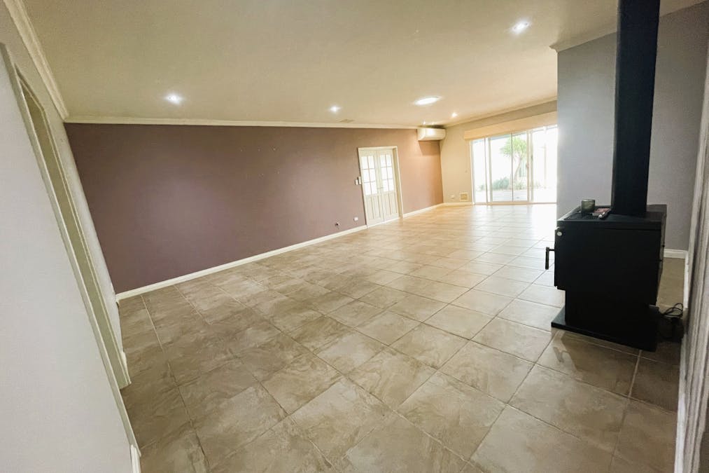 19 Heatherglen Road, Australind, WA, 6233 - Image 4