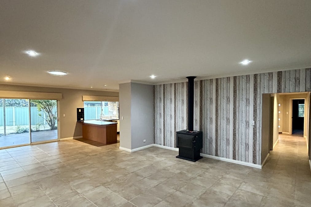 19 Heatherglen Road, Australind, WA, 6233 - Image 3