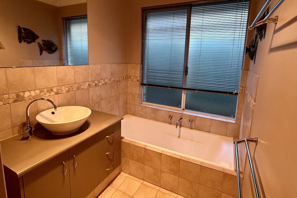 19 Heatherglen Road, Australind, WA, 6233 - Image 12